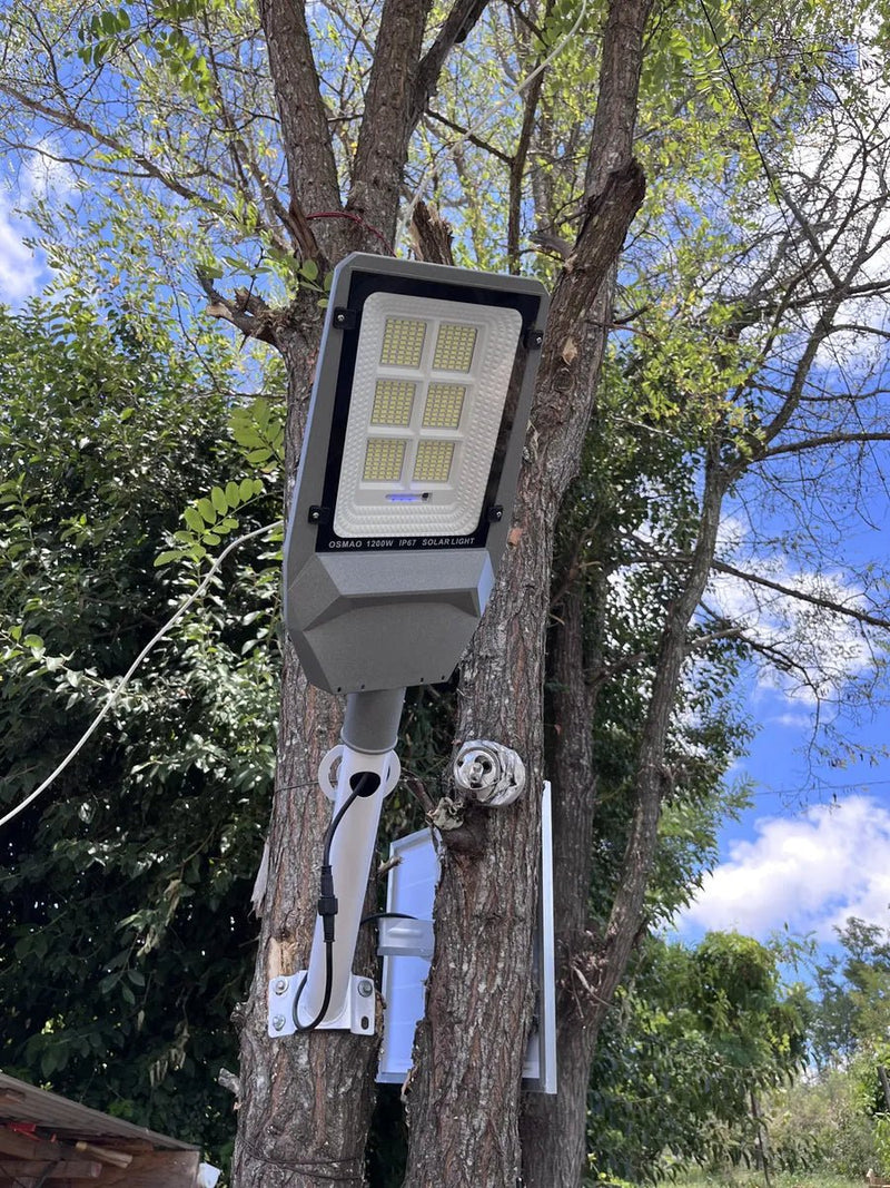 Foco solar 1200W IP67 con soporte 50cm instalado en faena exterior Chile – Olimantech