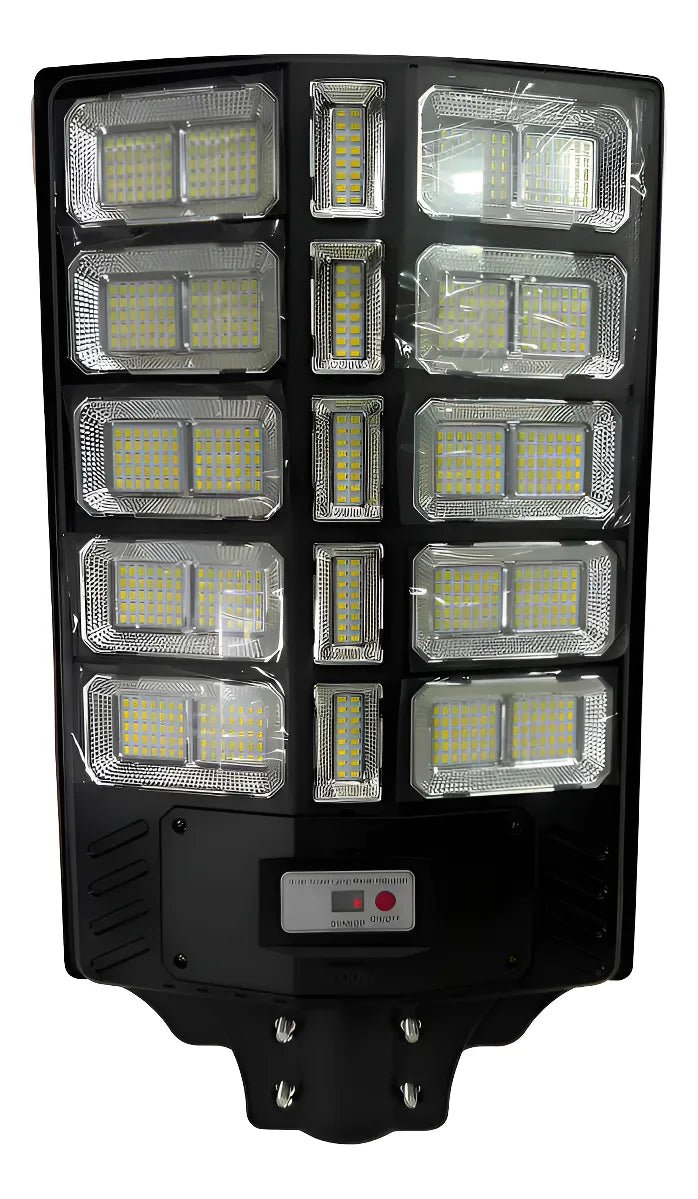 Foco solar 1200W pedestal instalado en parcela rural sin electricidad Chile – Olimantech