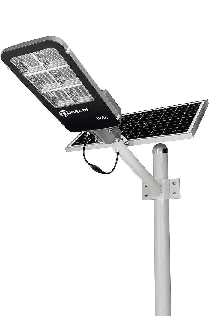 foco solar LED 400W exterior IP66 instalado en parcela